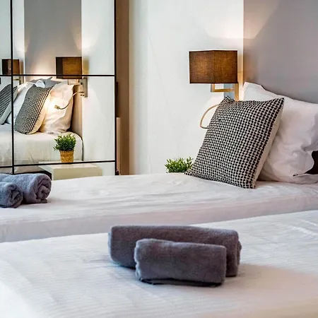 Apartment 4br Luxury Family Loft - Walk To & Shopping, Air Cond & Sunny Terrace Totolulucannes *