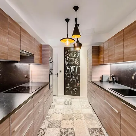 4br Luxury Family Loft - Walk To & Shopping, Air Cond & Sunny Terrace Totolulucannes Apartment