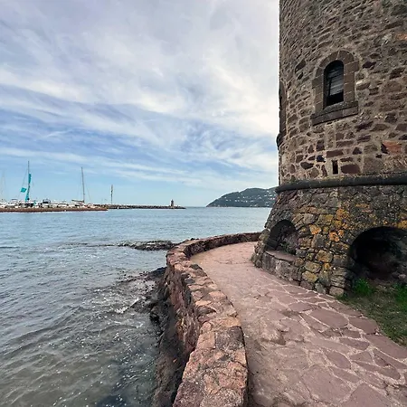 4br Luxury Family Loft - Walk To & Shopping, Air Cond & Sunny Terrace Totolulucannes Apartment *